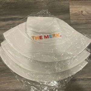 WHITE BUCKET HAT